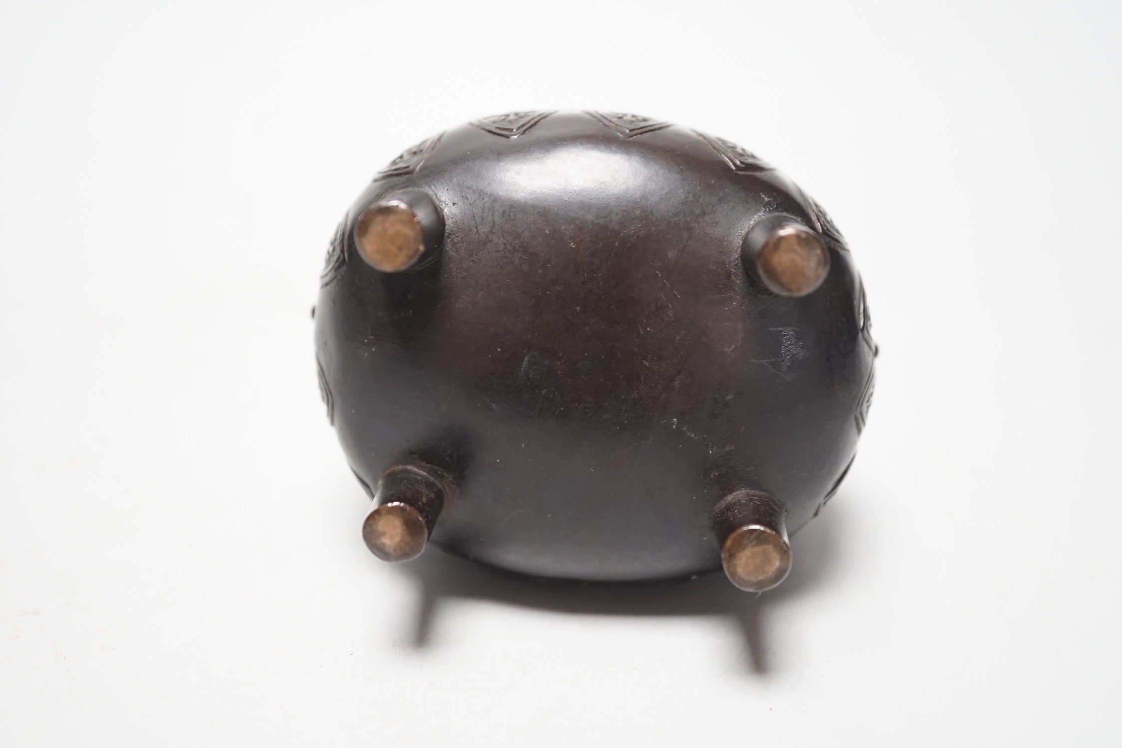 A Chinese archaistic bronze censer, 8cm